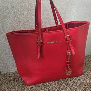 Michael Kors Vibrant Red W/ Gold Hardware Large Tote W/ Mk Charm (EUC)✨️❤️✨️